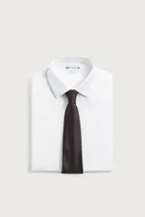 Corbata de seda color marrón oscuro, con diseño de pequeños rombos estampados en tonos claros.