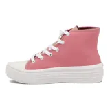 Zapatillas de lona negras con plataforma blanca y cordones blancos.