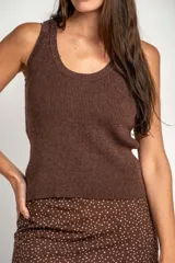 Musculosa de punto con hilo lurex color marrón, con escote redondo y diseño ajustado al cuerpo.