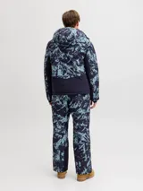 Campera técnica de esquí impermeable y cortaviento, con estampado abstracto en tonos azul marino y celeste. Cuenta con capucha ajustable, cierre frontal con tapeta, bolsillos con cierre, ventilación bajo los brazos y ajustes en los puños para protección contra la nieve.