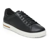 Zapatillas urbanas de cuero negro con cordones al tono, suela blanca de goma y detalle de corcho en el talón.