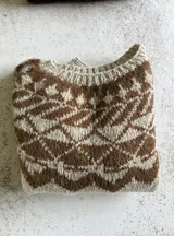 Sweater de punto tejido a mano en mohair, con diseño de canesú estampado en tonos azul, rojo, blanco y turquesa. Presenta cuello redondo y mangas largas.