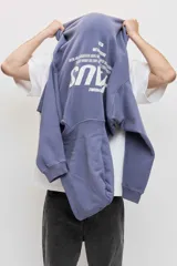Canguro de friza color azul acero, con capucha, bolsillo tipo canguro y estampado gráfico en el pecho con texto en blanco.