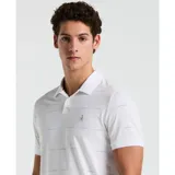 Polo blanco con rayas horizontales de colores y logo bordado en el pecho.
