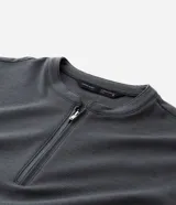 Remera negra de algodón peruano, corte slim, con cuello padre y cierre frontal parcial de cremallera metálica, de manga corta.