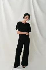 Pantalón largo color bordó, confeccionado en crepe fluido, con tiro alto, cintura elástica y diseño de pierna ancha.