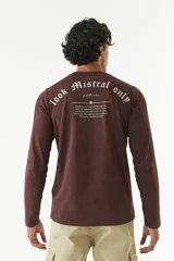 Remera de manga larga marrón para hombre, con escote redondo y logo estampado en relieve en el pecho.