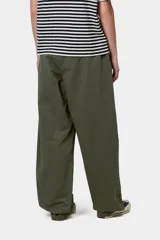 Pantalón de sarga de algodón verde militar, de corte holgado con pliegues delanteros.