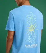 Remera de hombre, corte comfort, manga corta, color celeste con efecto desteñido y un pequeño estampado frontal de un sol sonriente.
