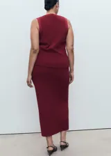 Falda midi de tejido de punto fino, con diseño recto y tiro medio.