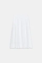 Falda midi blanca de tiro alto con cintura elástica y bolsillos laterales ocultos en costura.