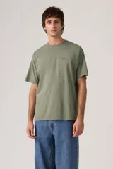 Remera de manga corta Levi's en color verde militar con efecto vintage, cuello redondo y pequeño logo bordado en el pecho.