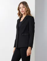 Blazer entallado marca Nanette, color negro, con cuello de solapa y cierre frontal de un solo botón. Cuenta con bolsillos delanteros y forro interno a tono.