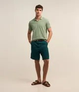 Bermuda de sarga color verde oscuro, de corte recto y diseño básico con bolsillos laterales y traseros.