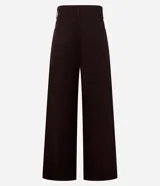 Pantalón wide leg de sarga color marrón oscuro, de talle alto con trabillas para cinturón, cierre de botón y cremallera, con bolsillos delanteros y traseros.