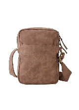 Bolso bandolera Rip Curl de color marrón, confeccionado en material sintético con textura efecto cuero gastado. Cuenta con un compartimento principal con cierre, un bolsillo frontal con cierre y solapa decorativa, correa ajustable para el hombro y un parche frontal grabado con el logo de la marca.