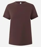 Remera tipo t-shirt de algodón, color beige claro, con cuello redondo y mangas cortas dobladas.