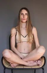 Sostén de copa doble con aro en color nude, con detalles de ribetes negros en las tiras y el contorno inferior. Cuenta con broche de gancho en la espalda.