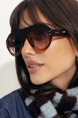 Lentes de sol estilo aviador con armazón grueso de policarbonato negro y cristales degradados con protección UV400.