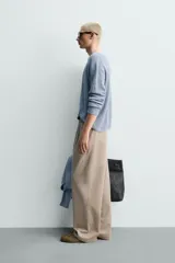 Jersey de punto texturizado en color celeste, con cuello redondo amplio, mangas largas y acabado en rib. Confeccionado en mezcla de seda y lino, con efecto lavado.