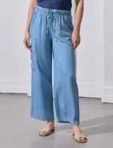 Pantalón cargo azul claro de lyocell, con pretina ancha elastizada y lazo de ajuste. Cuenta con bolsillos delanteros y laterales.