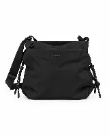 Morral de diseño urbano marca peach, confeccionado en material liviano con textura y formato compacto. Cuenta con correa ancha regulable y detalles laterales con cordones.