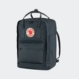 Mochila Fjällräven Känken Laptop 15 de color negro, fabricada en resistente tejido Vinylon F, con compartimento acolchado para portátil, asas superiores y el clásico logo circular reflectante en el frente.