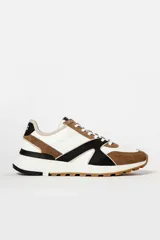 Zapatillas deportivas con diseño moderno en blanco, marrón y negro.