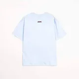 Remera de manga corta, corte oversize, color celeste claro, con la palabra "Superstar" bordada en el pecho en tipografía cursiva con contorno negro.