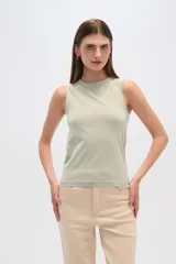 Musculosa gris sin mangas, al cuerpo y cuello a la base.