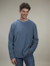 Buzo de tejido fleece color azul piedra, de manga larga y cuello redondo.