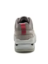 Championes Caterpillar modelo Surge Hiker Lo, color gris oscuro, confeccionados en nubuck encerado y malla. Presentan diseño robusto con entresuela de EVA, suela de goma con tecnología SRX para resistencia al deslizamiento y amortiguación reactiva.