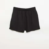 Short de punto gofrado color negro, con cintura elástica y cierre frontal decorativo con tres botones.