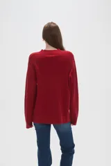 Sweater de punto con diseño de ochos, color rojo, con cuello en V y mangas largas de corte holgado.
