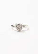 Anillo plateado de plata 925 con diseño circular tachonado con zirconias.
