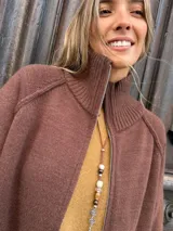 Saco tejido tipo campera color marrón chocolate, con cierre frontal completo, cuello redondo y puños acanalados. Presenta un diseño de corte recto y holgado.
