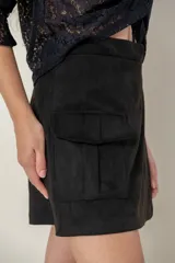 Pollera pantalón de corte recto y diseño minimalista, con cierre lateral y detalle de bolsillo tipo ojal en la parte frontal.