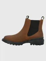 Bota tipo Chelsea de cuero descarne color marrón, con paneles laterales elásticos negros y suela de goma dentada negra con tecnología de amortiguación.