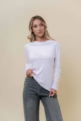 Remera de manga larga confeccionada en tela suave con elastano, con cuello bote y diseño de silueta limpia.