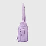 Crossbag de diseño ergonómico en color negro, con múltiples compartimentos con cierre y correa ajustable con el logo de la marca estampado. Presenta detalles en color rosado en los tiradores de los cierres.