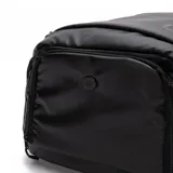 Mochila deportiva negra con diseño funcional, ideal para tenis y pádel. Cuenta con compartimento específico para raquetas con protección climática, compartimento ventilado para calzado, espacio interior para computadora de hasta 16 pulgadas, bolsillos laterales y correas acolchadas ajustables. Fabricada en material resistente al agua.