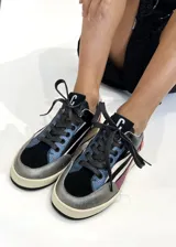 Championes de cuero vacuno con estampado animal print de cebra, detalles en cuero azul metalizado y puntera de gamuza negra.