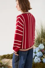 Cardigan de punto a rayas verticales en tonos marrón chocolate, blanco y amarillo, con escote en V, mangas largas y cierre frontal con botones.