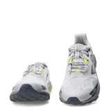 Championes de trail running New Balance Nitrel, color gris con detalles en azul marino y acentos en amarillo flúor. Presentan suela con tecnología AT Tread y puntera Toe Protect.