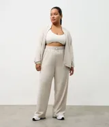 Pantalón deportivo de corte recto confeccionado en una mezcla de poliéster, modal y elastano. Presenta cintura elástica con cordón ajustable y detalle en rib, ofreciendo un calce cómodo y versátil.