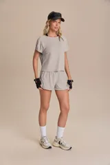 Remera deportiva verde militar de calce suelto, con mangas cortas, sisas desplazadas y abertura en la espalda. Confeccionada en tejido liviano y respirable con tecnología Quick Dry y Easy Care.