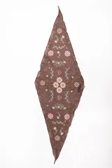 Bandana de algodón color marrón con diseño bordado en punto cruz con motivos florales y geométricos.