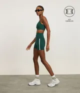 Bermuda deportiva de alta compresión Get Over, color verde oscuro, de tiro alto con cintura doblada y detalle de bies blanco contrastante en el lateral.