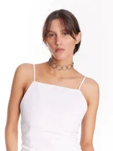 Top blanco, tipo corset o sastre, de corte recto y ajustado al cuerpo, con tirantes finos.