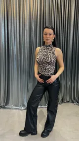 Pantalón negro de eco cuero, corte wide leg.